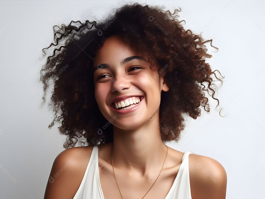Linda mulher jovem sorridente cabelo cacheado sobre fundo isolado branco