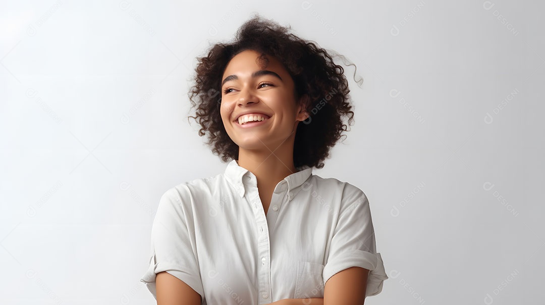 Linda mulher jovem sorridente sobre fundo isolado branco