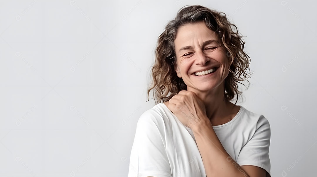 Linda mulher jovem sorridente sobre fundo isolado branco