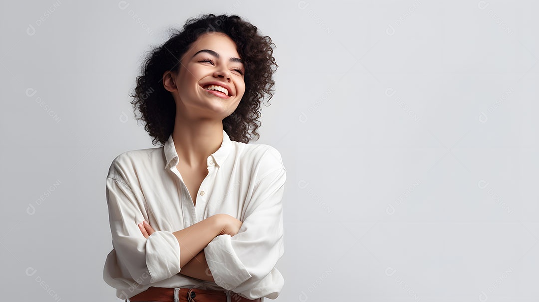 Linda mulher jovem sorridente cabelo cacheado sobre fundo isolado branco