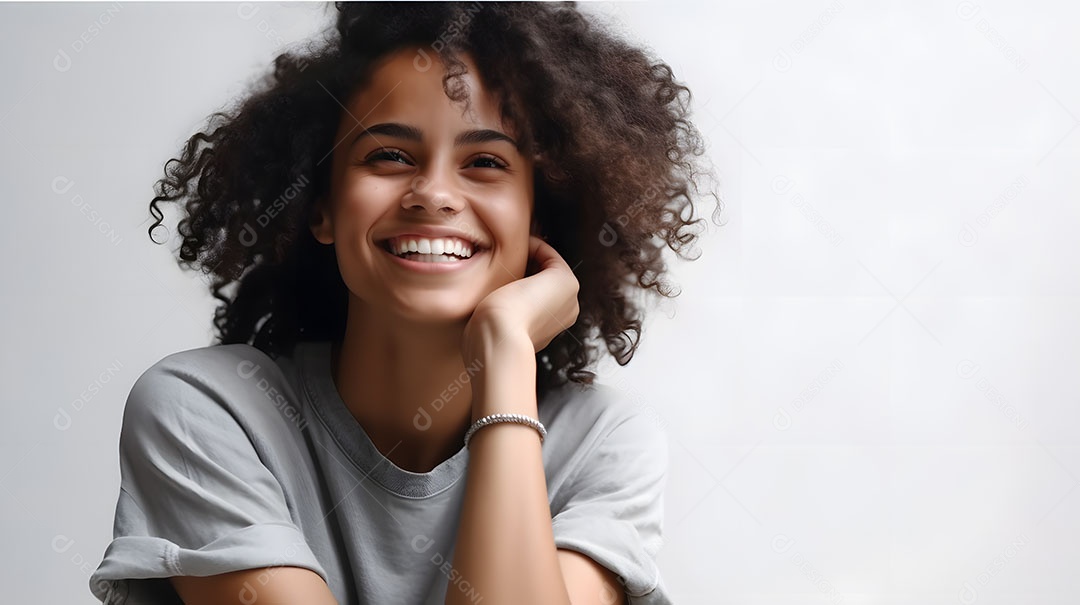 Linda mulher jovem sorridente cabelo cacheado sobre fundo isolado branco