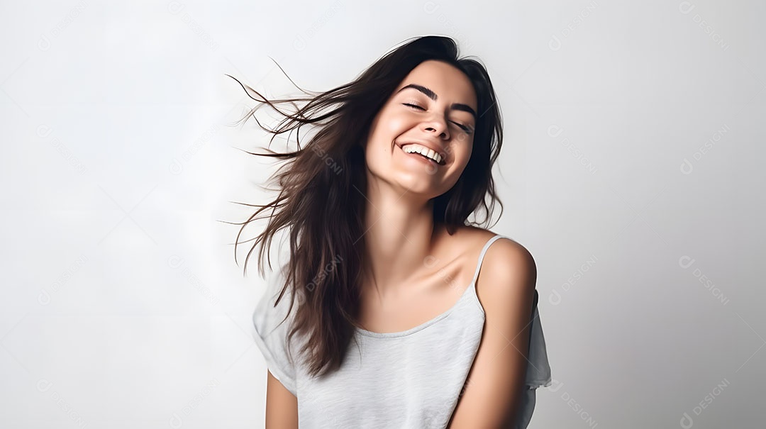 Linda mulher jovem sorridente sobre fundo isolado branco