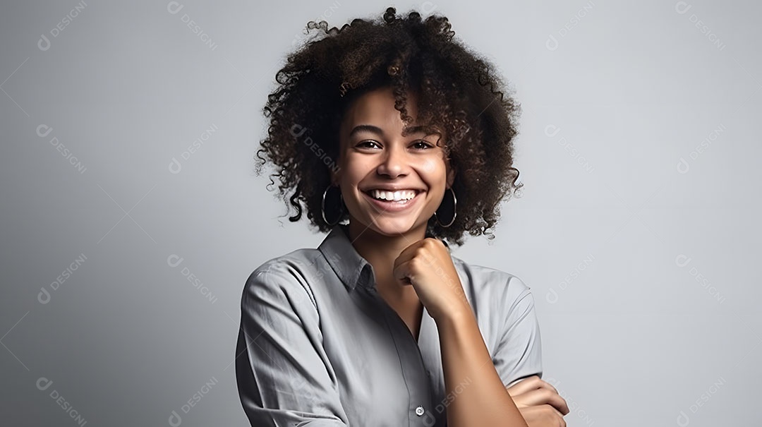 Linda mulher jovem sorridente cabelo cacheado sobre fundo isolado branco