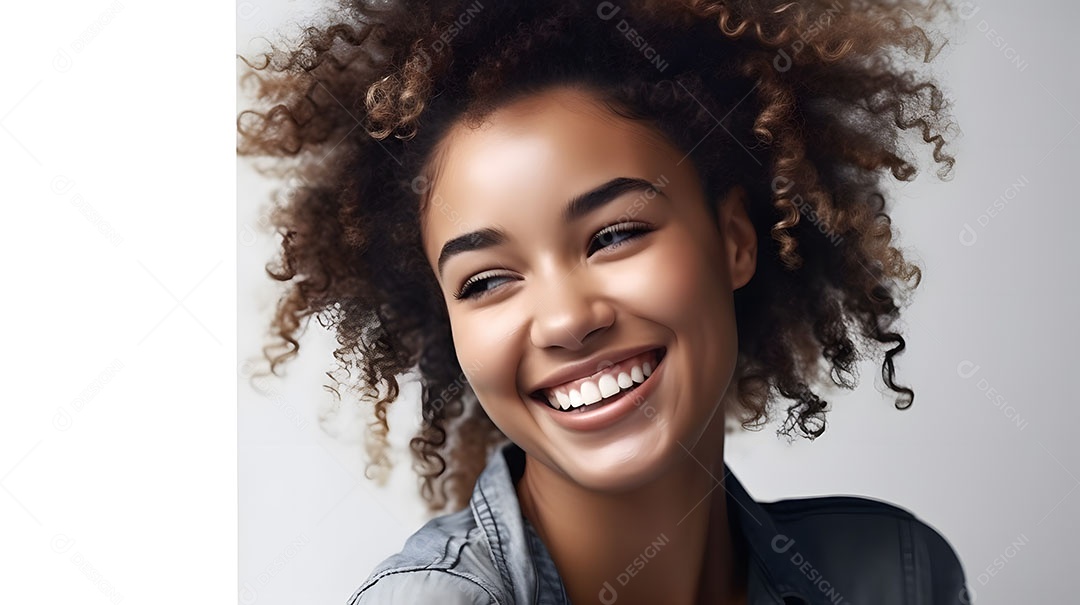 Linda mulher jovem sorridente cabelo cacheado sobre fundo isolado branco
