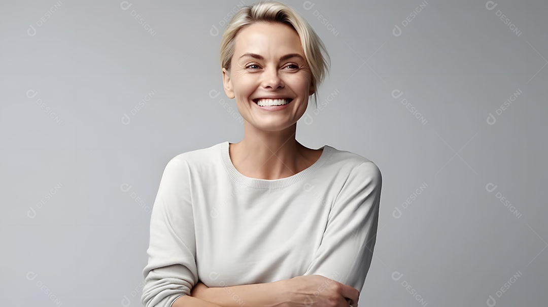 Linda mulher jovem sorridente cabelo loira sobre fundo isolado branco
