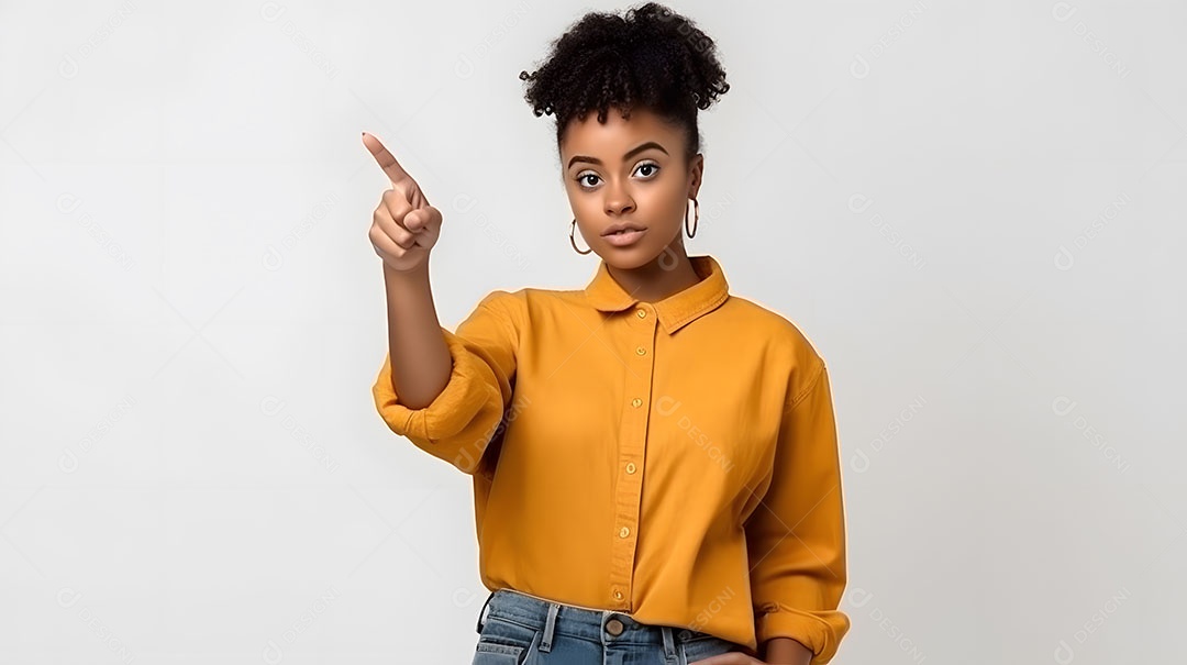 Linda mulher jovem sorridente cabelo cacheado sobre fundo isolado branco