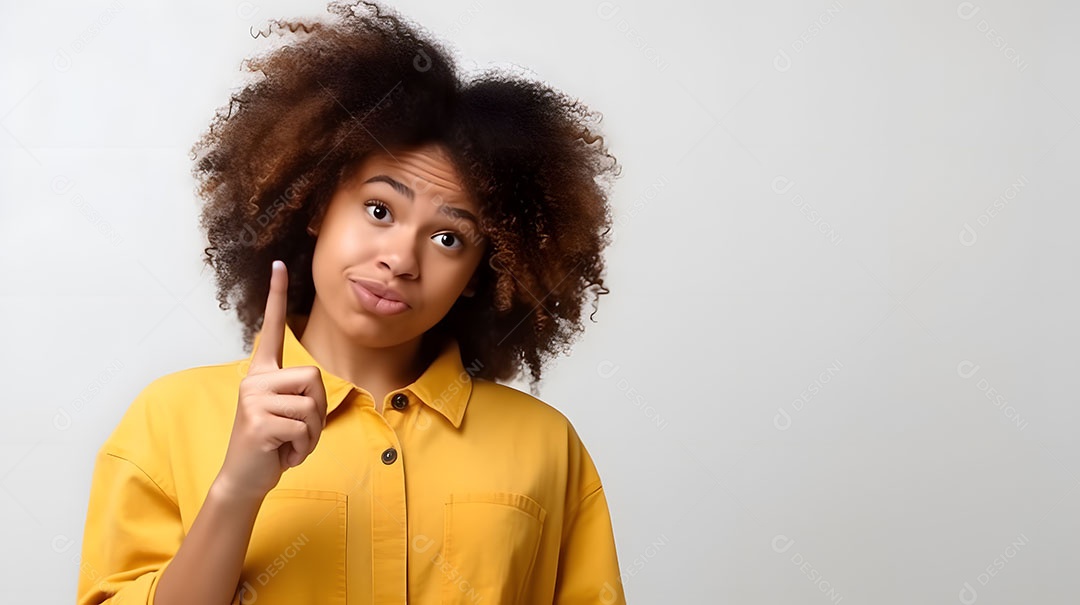 Linda mulher jovem sorridente cabelo cacheado sobre fundo isolado branco