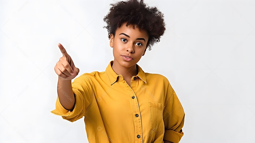 Linda mulher jovem sorridente cabelo cacheado sobre fundo isolado branco