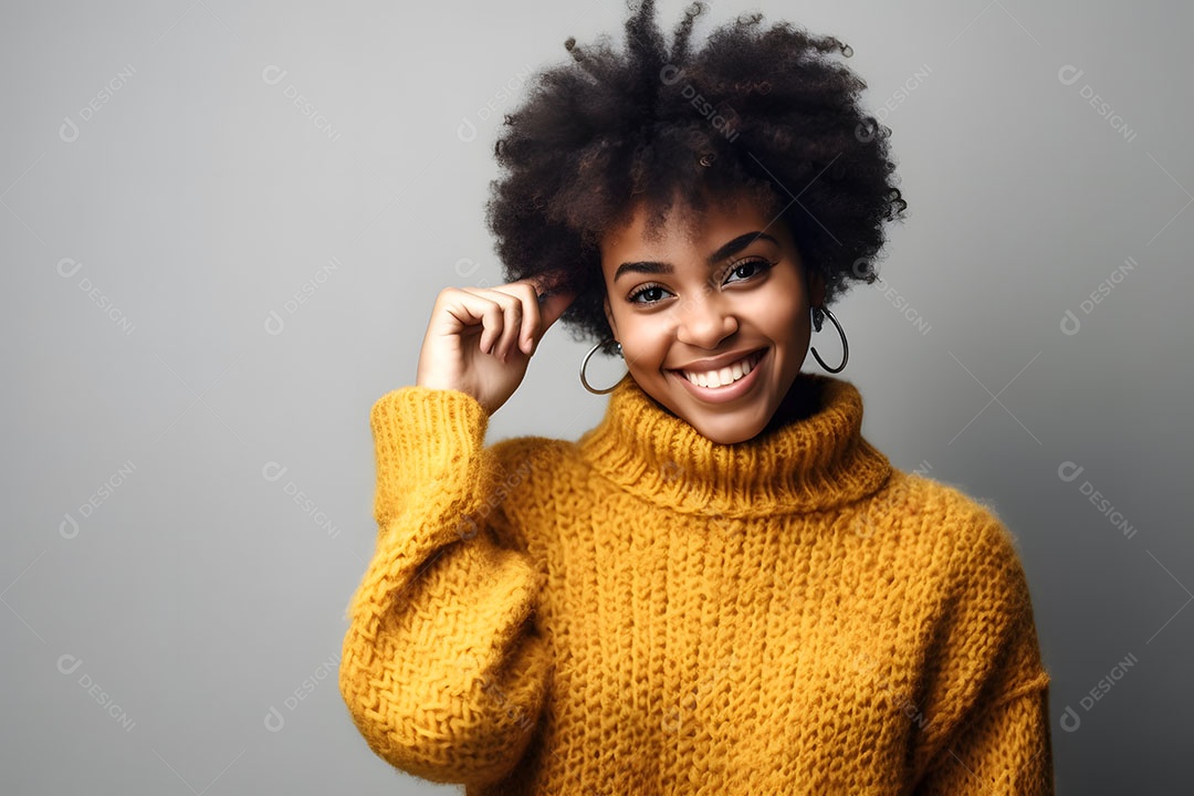 Linda mulher jovem sorridente cabelo cacheado sobre fundo isolado branco