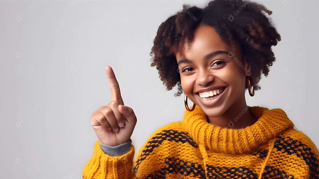 Linda mulher jovem sorridente cabelo cacheado sobre fundo isolado branco
