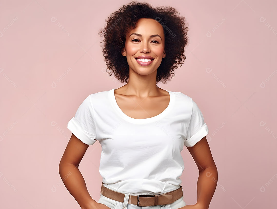 Linda mulher jovem sorridente cabelo cacheado sobre fundo isolado branco