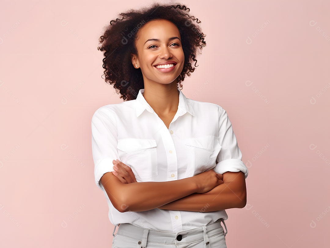 Linda mulher jovem cabelo cacheado sobre fundo isolado branco