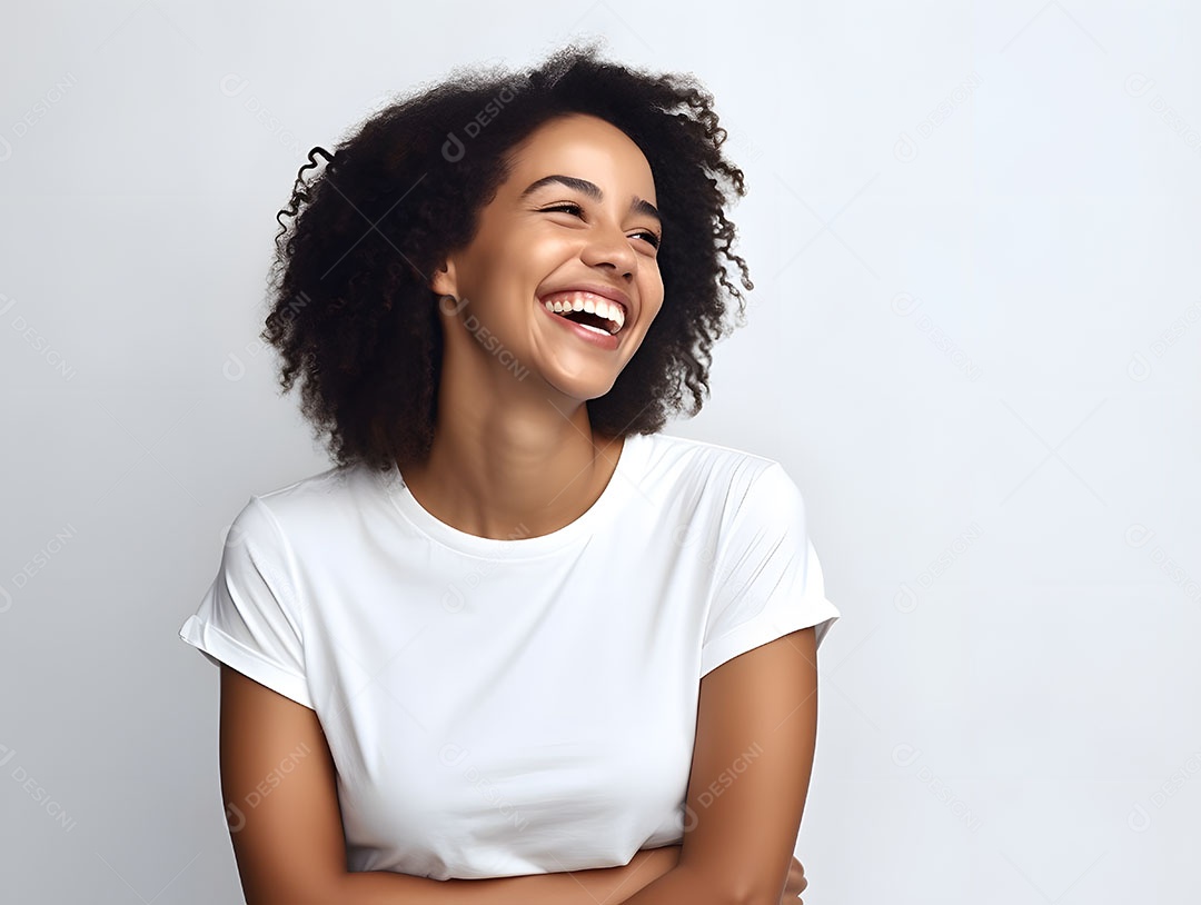Linda mulher jovem cabelo cacheado sobre fundo isolado branco