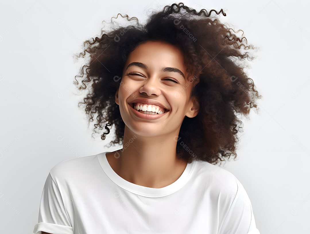 Linda mulher jovem cabelo cacheado sobre fundo isolado branco
