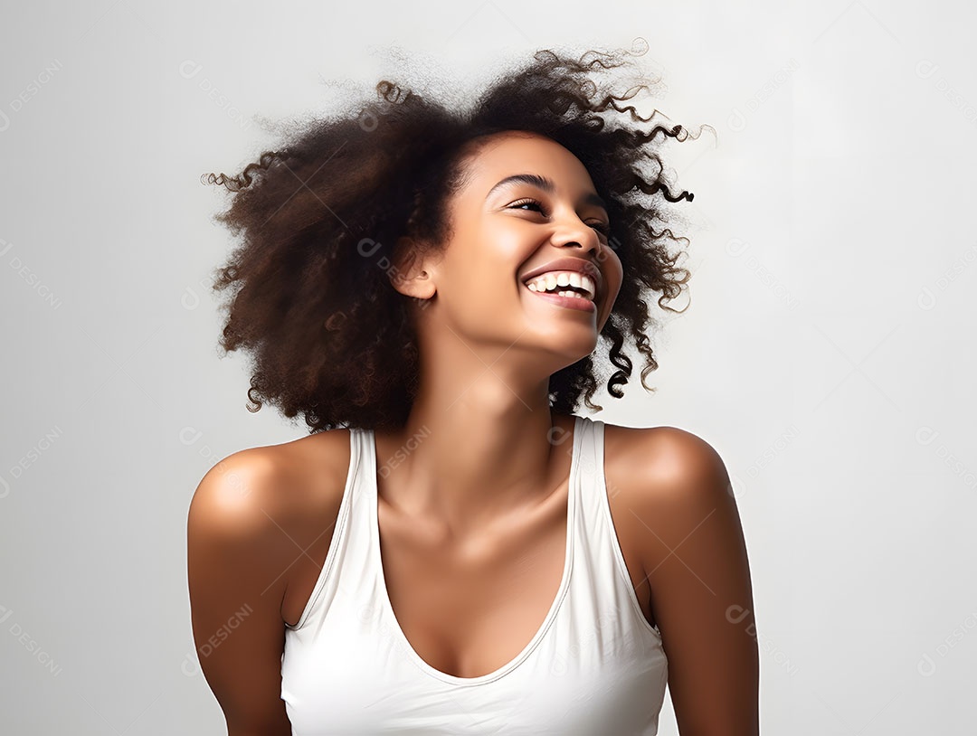 Linda mulher jovem cabelo cacheado sobre fundo isolado branco