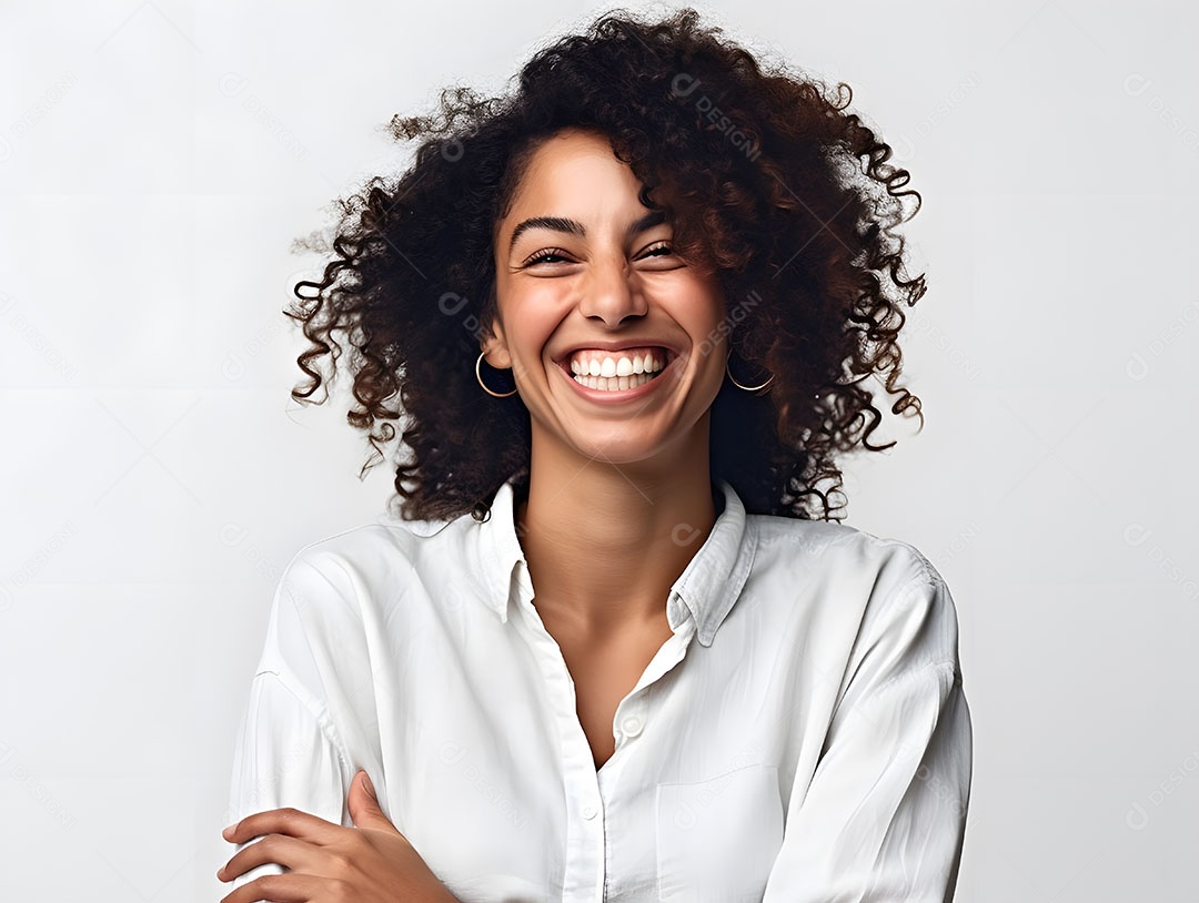 Linda mulher jovem cabelo cacheado sobre fundo isolado branco