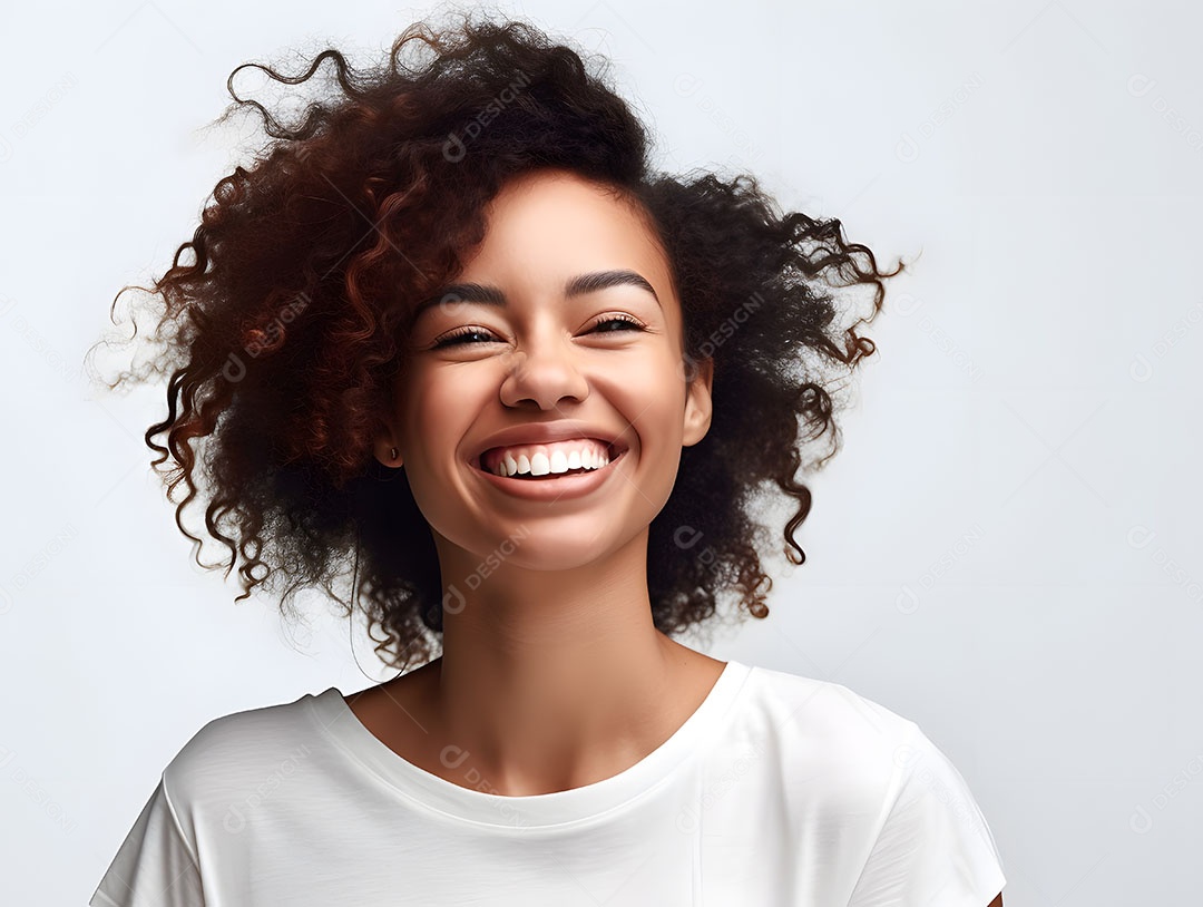 Linda mulher jovem cabelo cacheado sobre fundo isolado branco