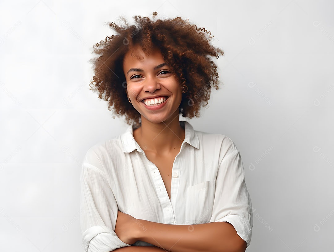 Linda mulher jovem cabelo cacheado sobre fundo isolado branco