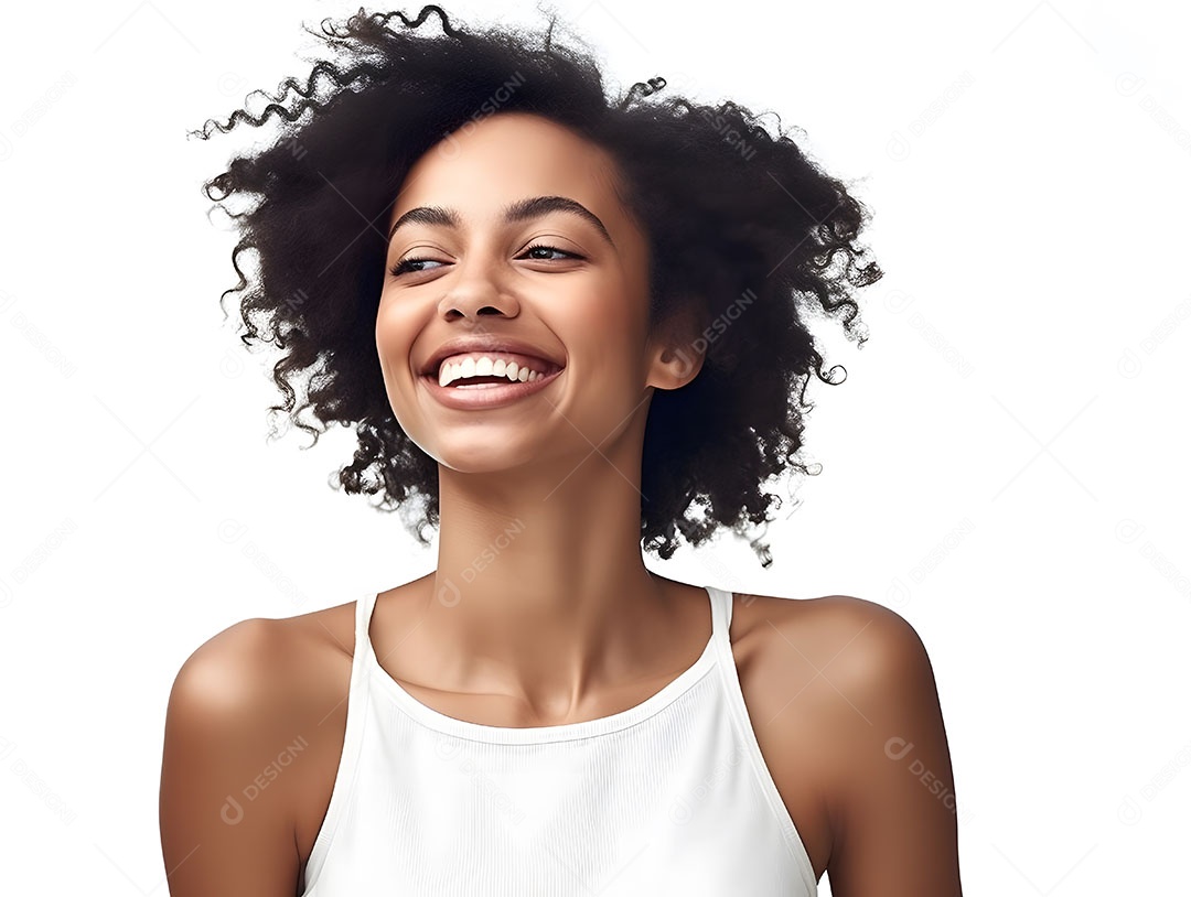 Linda mulher jovem cabelo cacheado sobre fundo isolado branco