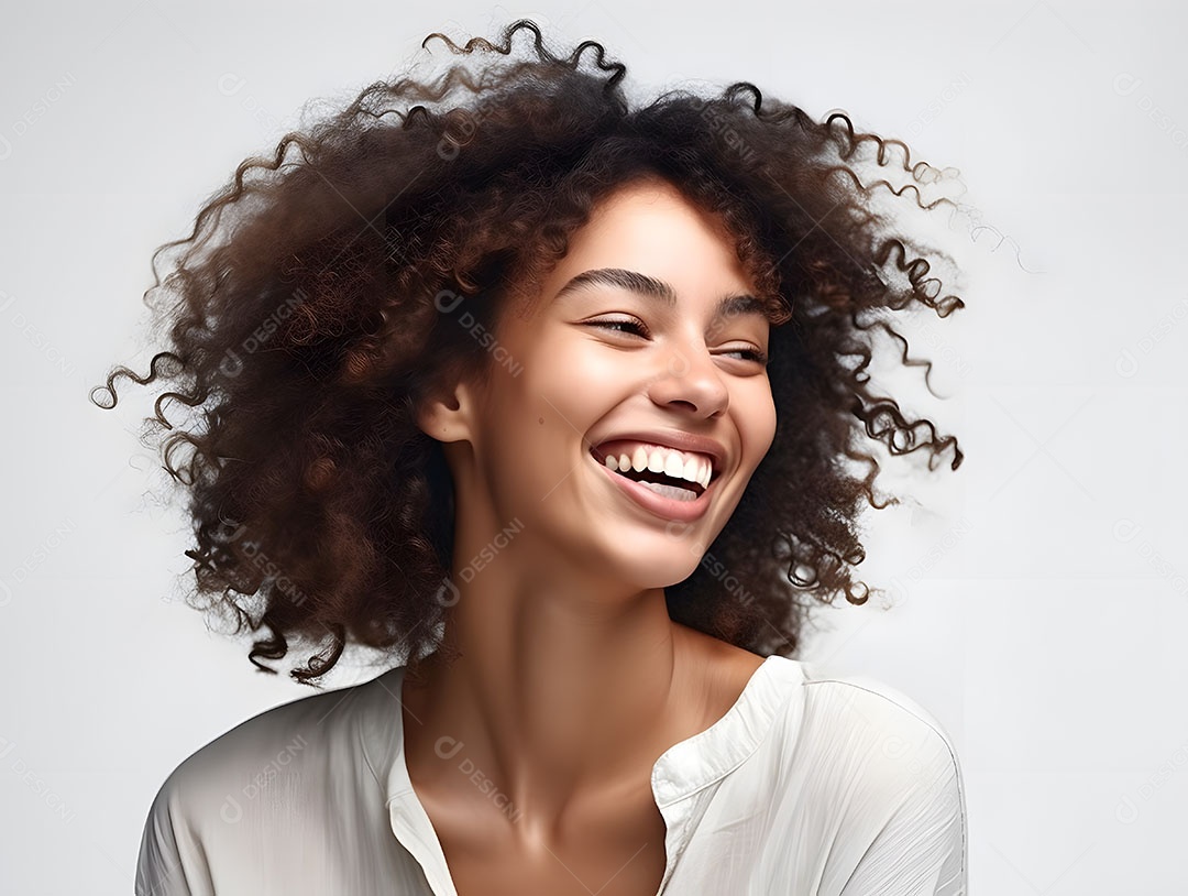 Linda mulher jovem cabelo cacheado sobre fundo isolado branco