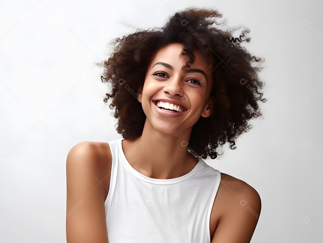 Linda mulher jovem cabelo cacheado sobre fundo isolado branco