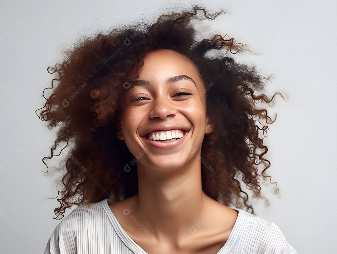 Linda mulher jovem cabelo cacheado sobre fundo isolado branco