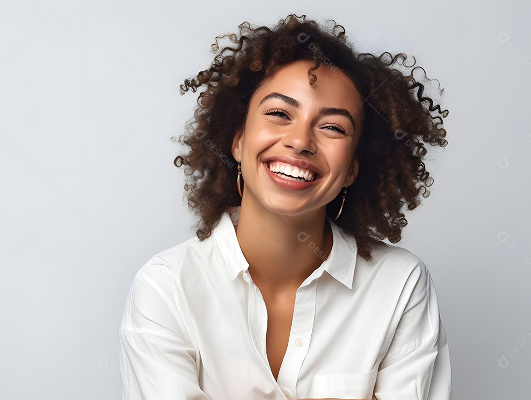 Linda mulher jovem sorridente cabelo cacheado sobre fundo isolado branco