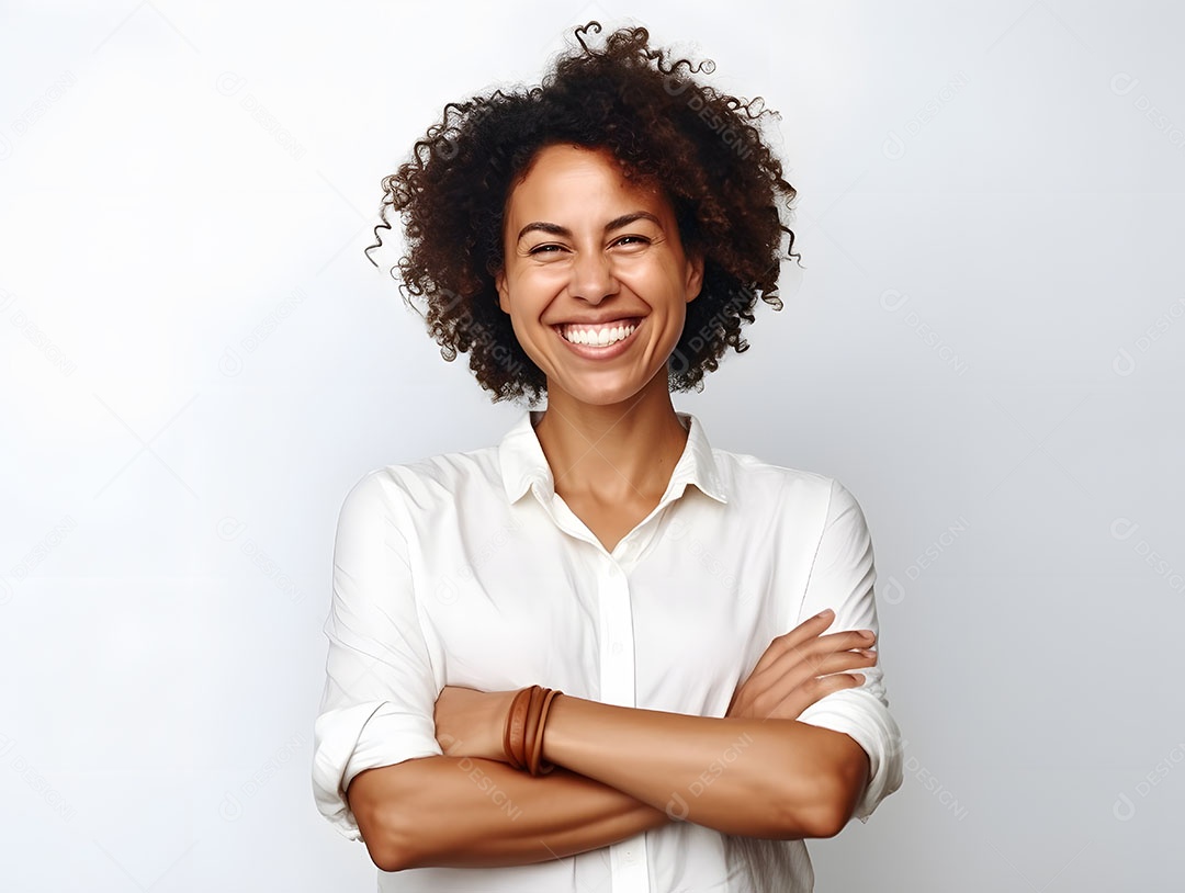 Linda mulher jovem cabelo cacheado sobre fundo isolado branco