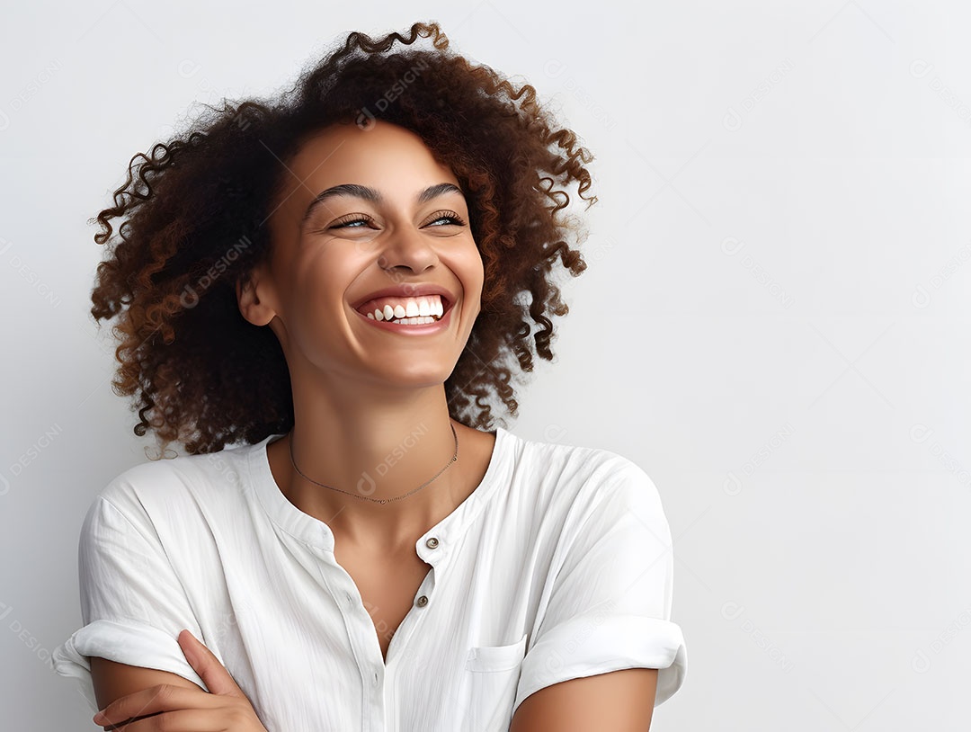 Linda mulher jovem cabelo cacheado sobre fundo isolado branco