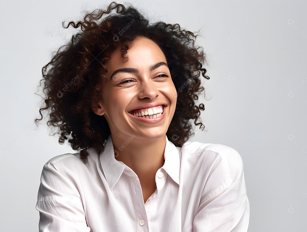 Linda mulher jovem cabelo cacheado sobre fundo isolado branco