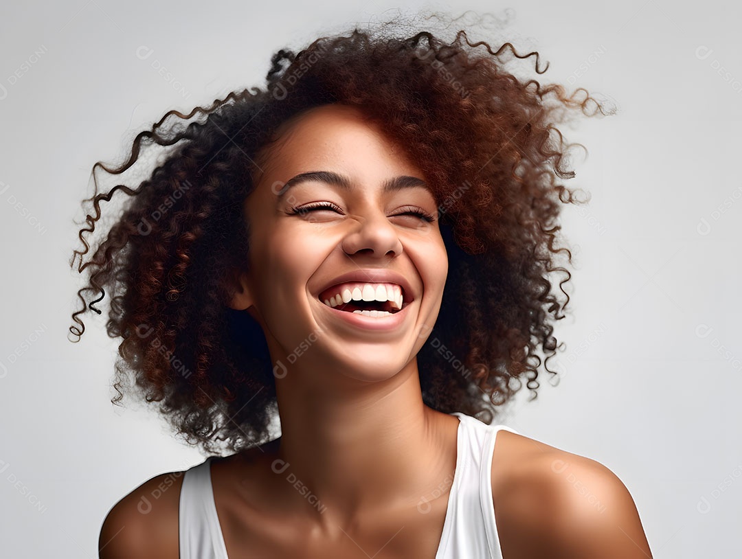 Linda mulher jovem cabelo cacheado sobre fundo isolado branco
