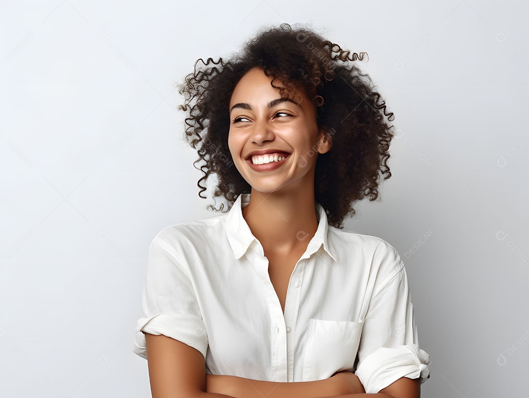 Linda mulher jovem cabelo cacheado sobre fundo isolado branco