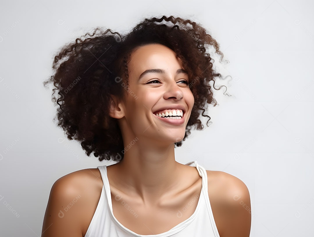 Linda mulher jovem cabelo cacheado sobre fundo isolado branco