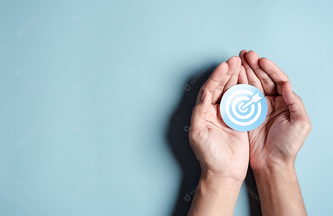 Mãos de negócios segurando o ícone de alvo