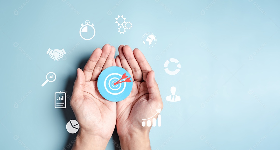 Mãos de negócios segurando o ícone de alvo