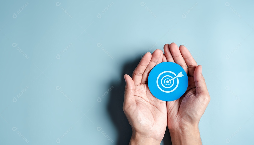 Mãos de negócios segurando o ícone de alvo