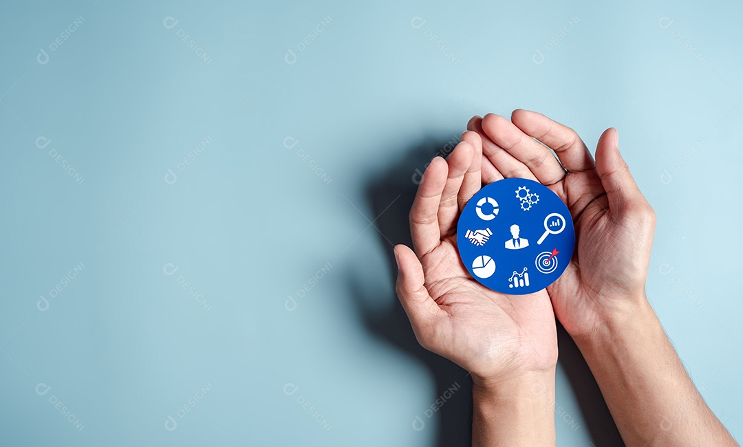 Mãos segurando uma lâmpada com liderança de desenvolvimento de planejamento de alvo de negócios