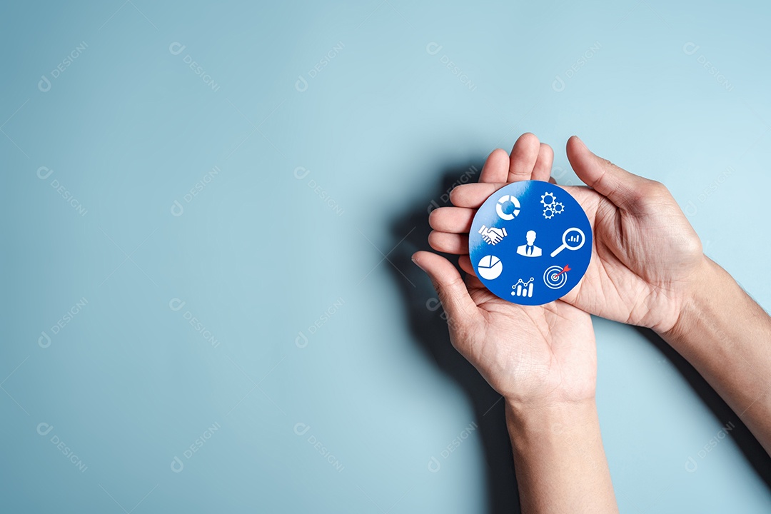 Mãos segurando uma lâmpada com liderança de desenvolvimento de planejamento de alvo de negócios