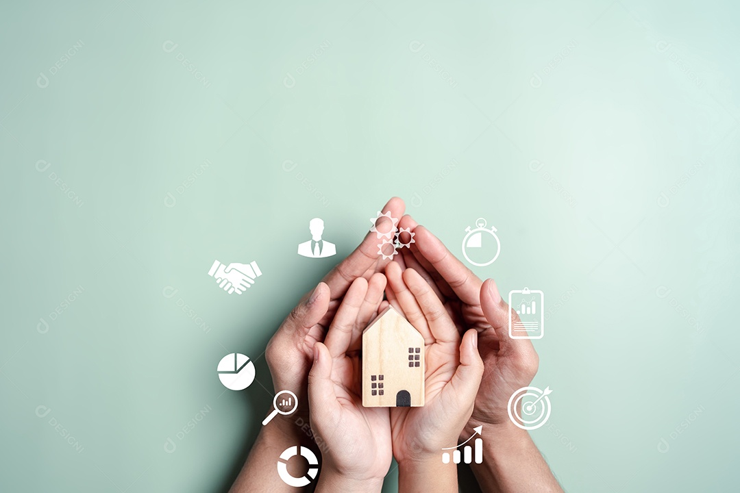 Mãos segurando uma casa de madeira, casa de família