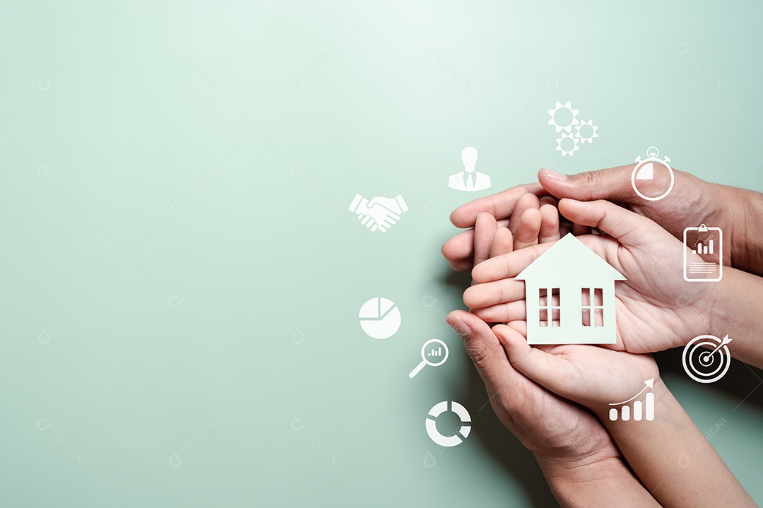 Mãos segurando uma casa de madeira, casa de família