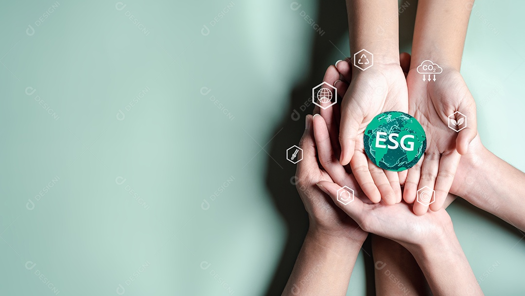 Mãos segurando ESG Ambiental, ambiental, social e governança em negócios sustentáveis ​​e éticos na conexão da Rede.