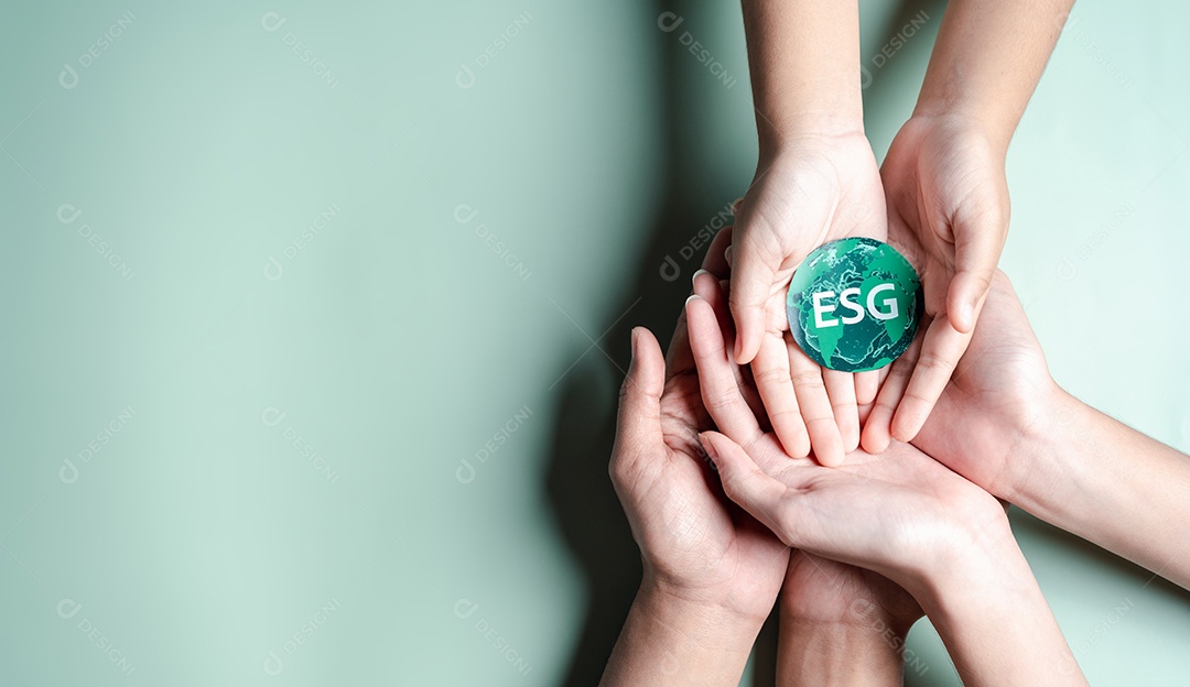 Mãos segurando ESG Ambiental, ambiental, social e governança em negócios sustentáveis ​​e éticos na conexão da Rede.