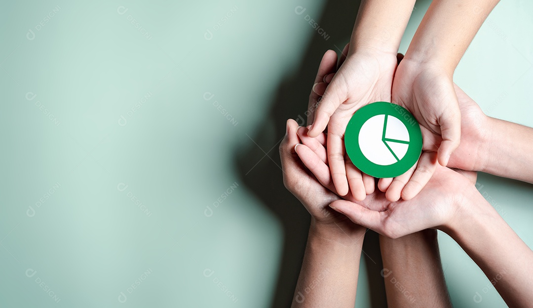 Mãos de negócios segurando o ícone de alvo