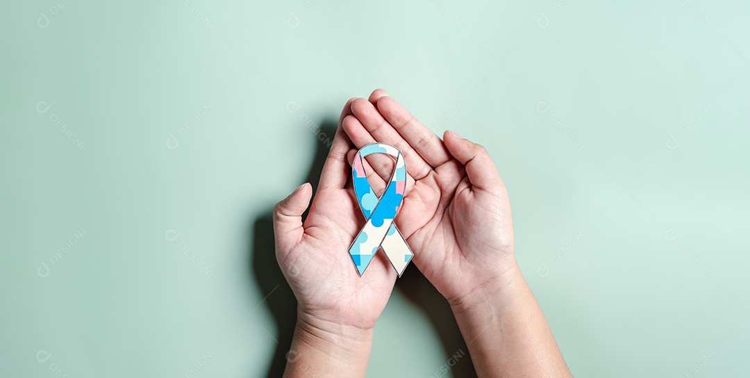 Pai, mãe, crianças segurando quebra-cabeça de fita apoio familiar de transtorno do espectro do autismo.