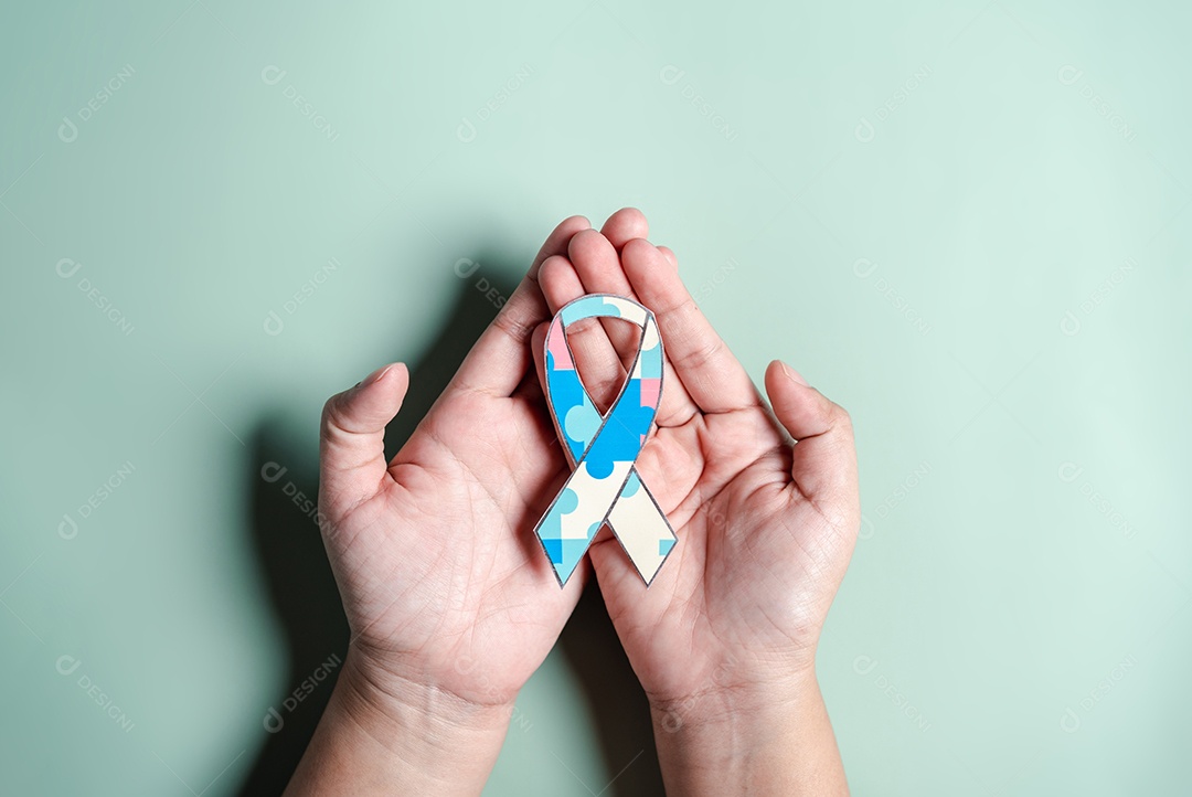 Pai, mãe, crianças segurando quebra-cabeça de fita apoio familiar de transtorno do espectro do autismo.