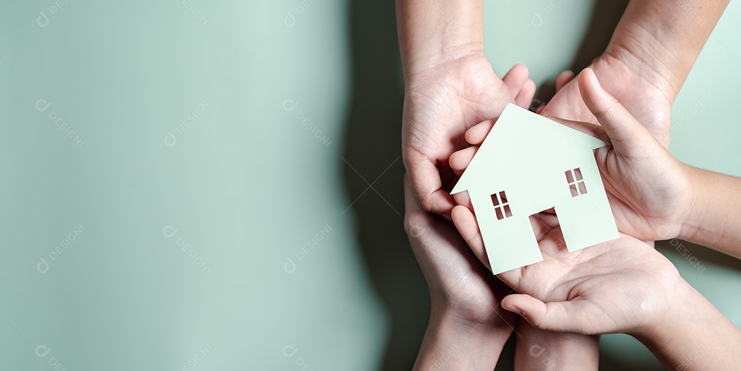 Mãos segurando uma casa de madeira, casa de família