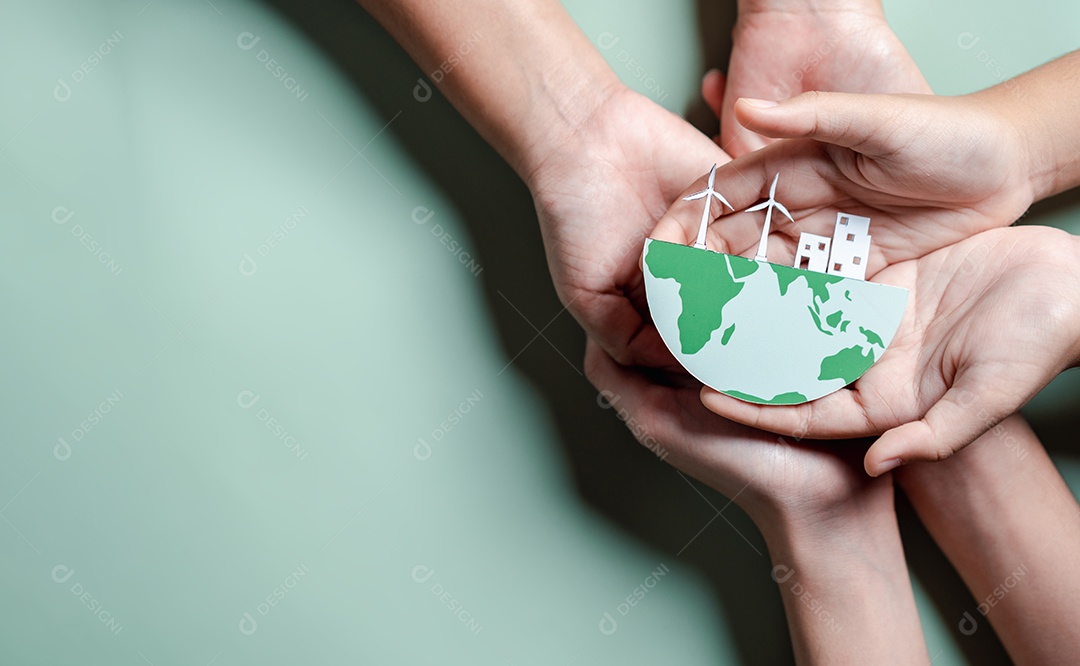 Mãos segurando ESG Ambiental, ambiental, social e governança em negócios sustentáveis ​​e éticos na conexão da Rede.