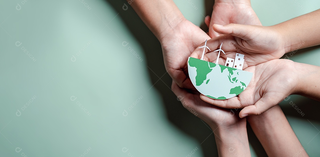 Mãos segurando ESG Ambiental, ambiental, social e governança em negócios sustentáveis ​​e éticos na conexão da Rede.