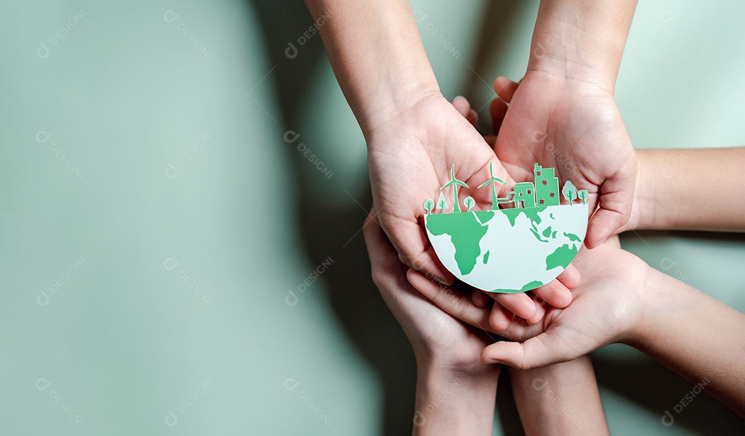 Mãos segurando ESG Ambiental, ambiental, social e governança em negócios sustentáveis ​​e éticos na conexão da Rede.