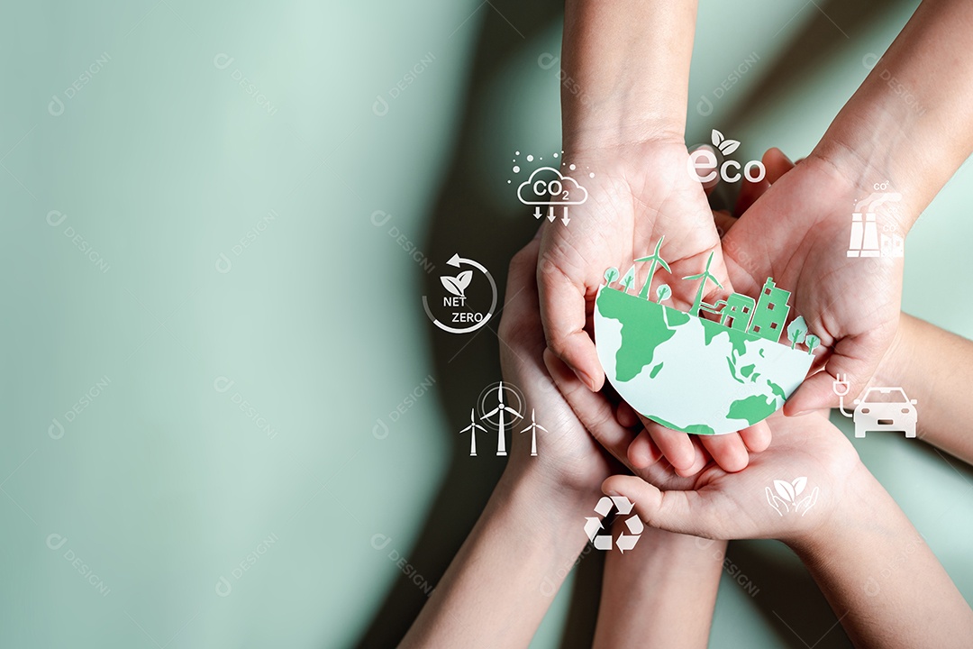 Mãos segurando ESG Ambiental, ambiental, social e governança em negócios sustentáveis ​​e éticos na conexão da Rede.